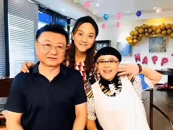 央视主播王宁,幸福生活也有泪,把老婆当女儿宠,对女儿心中有愧