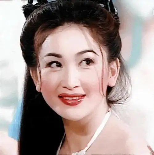 她是史上最经典的苏妲己,一颦一笑勾人于无形,举手投足间皆是风情,苏