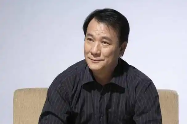 周星驰7年帮他赚3亿,却只拿70万片酬,还被嘲讽:你就像一条狗_李修贤