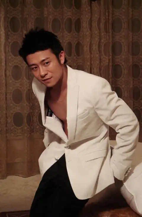 新绅士情人林申 半裸上镜现"麻辣诱惑"