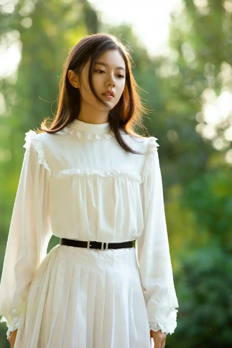 简介:赵今麦清新白裙优雅写真图片,分享一组赵今麦图片给大家,图中的