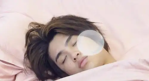 黄明昊"睡觉"被拍,纯素颜的模样火了,18岁的状态好真实