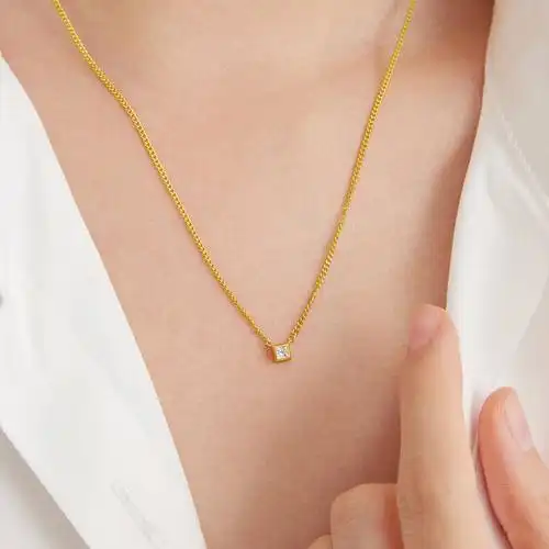 周大福公主方小冰块足金黄金镶钻石吊坠项链eru4