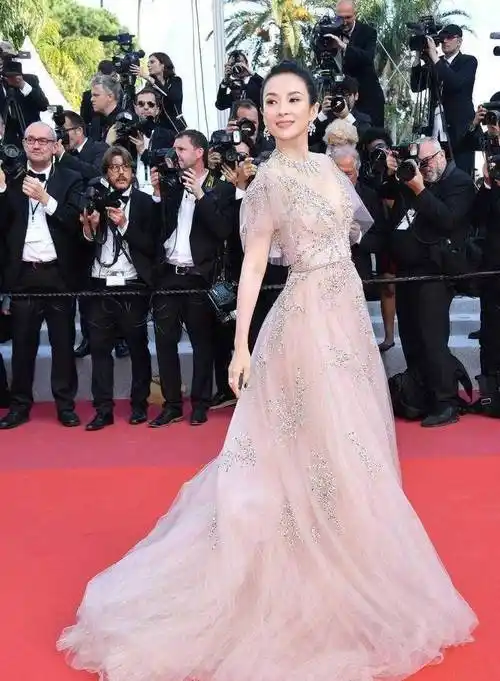 章子怡在国外更加惊艳,穿深v裸色连衣裙走红毯,美出了新高度_的设计