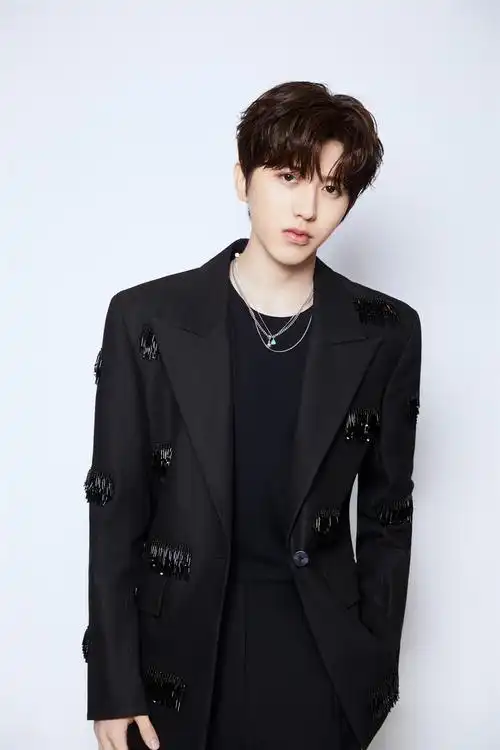 蔡徐坤重生originalmix版本来袭感受强劲电音舞曲风暴