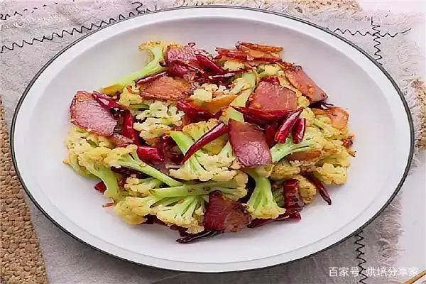 家庭版花菜炒腊肉,简单快手,又美味,一盘不够吃