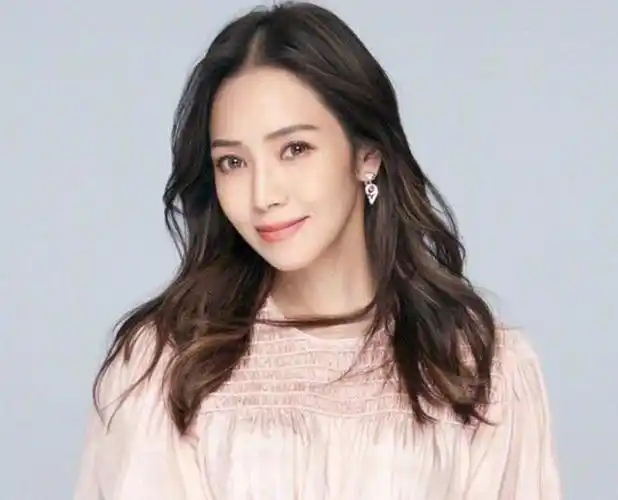 侯佩岑转发台湾回归祖国!立场坚定获赞,周杰伦,蔡依林等人沉默