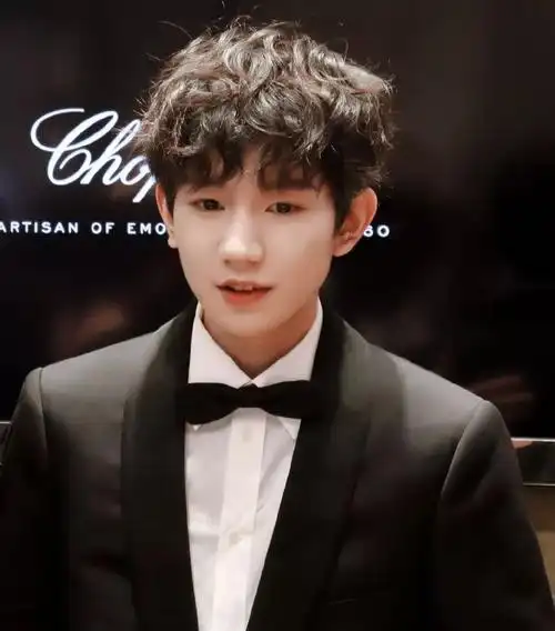 王源寸头造型帅呆,寸头真是检验颜值的硬标准!