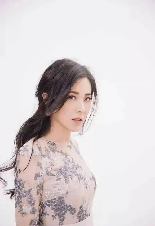 不过好在曾黎凭借《男才女貌》有了知名度,后来又出演了《归途如虹》