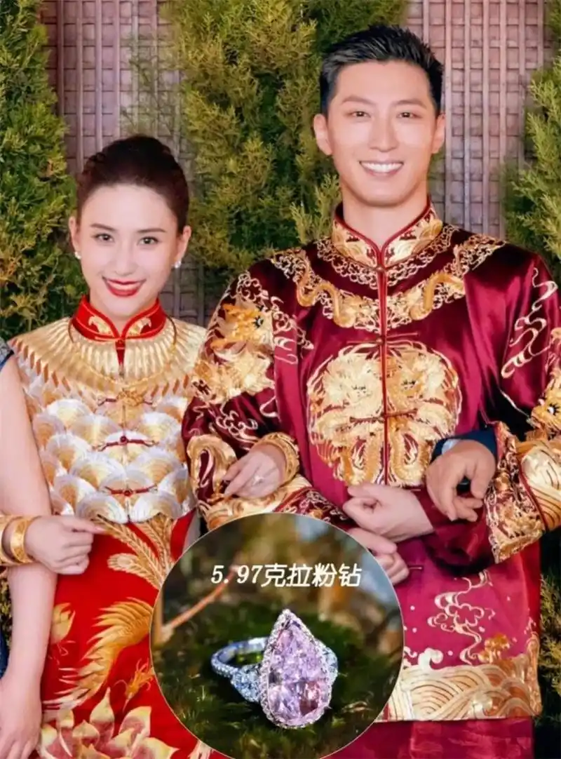 97克拉粉钻,何超莲大婚戴上,两人感情真甜蜜】