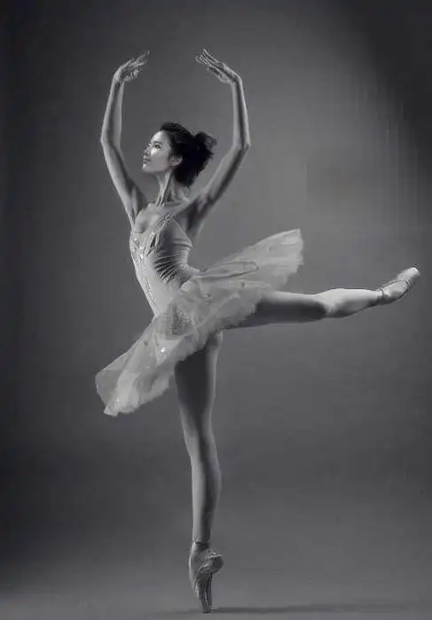 《三生》发布会上的cp街舞挂了好几天的热搜,但是其实刘亦菲的芭蕾舞