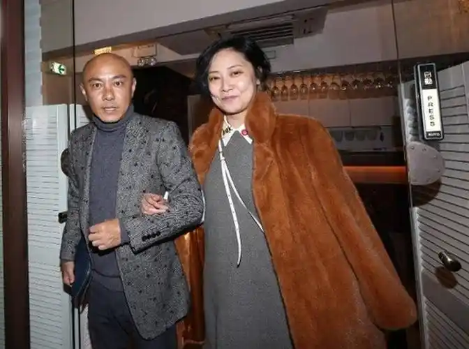 张卫健老婆张茜,穿搭低调不失时尚,优雅中透露着一丝娇艳_魅力_穿着