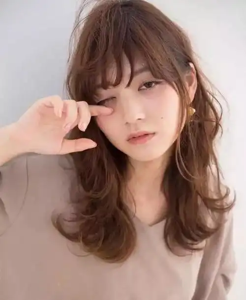 头发不要留太长,今夏流行这4款卷发,很气质|发型|脸型|刘海|短发_网易