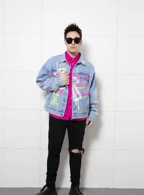 潘玮柏40岁也不服老,穿玫红色衬衫配涂鸦外套,尽显帅气少年感_黑色