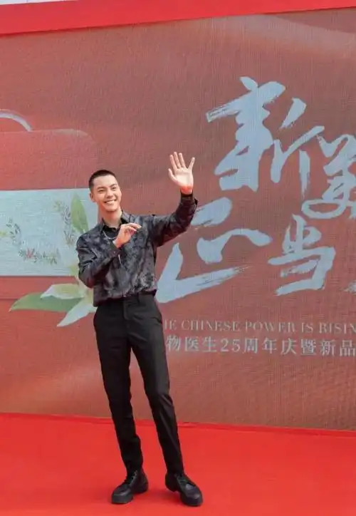 陈伟霆首次穿白t就穿出浑身透光感这身材谁不爱