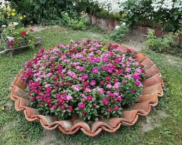 用来种树也不错,花园种植讲究的就是原生态,瓦片刚好满足了这一点