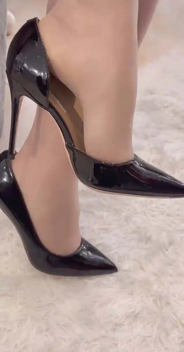 漆皮高跟鞋配肉色丝袜,不管是通勤还是日常,永不过时!