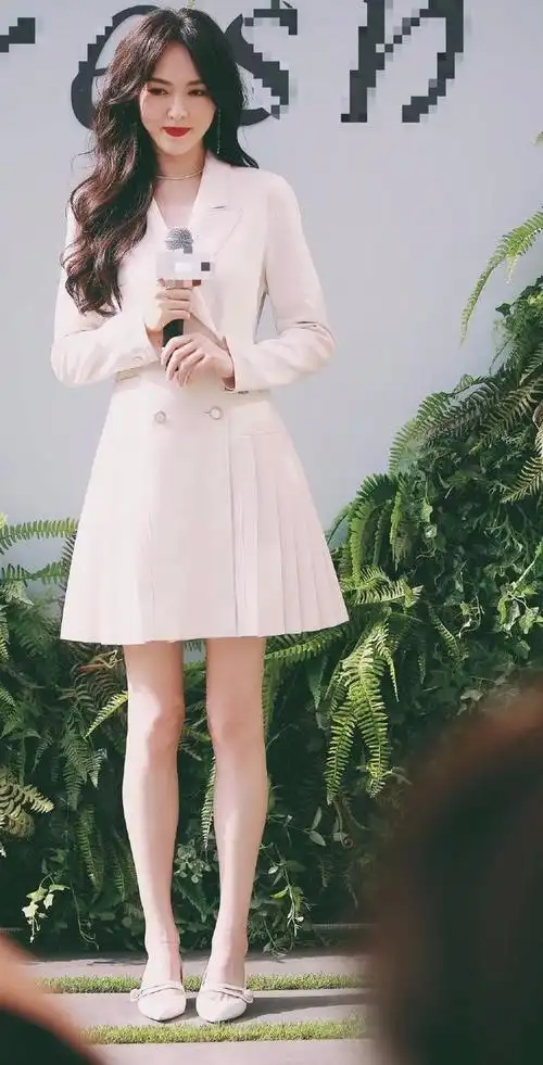 新浪娱乐讯 近日,一组唐嫣最新活动美照曝光,她身穿白色束腰短裙,黑发