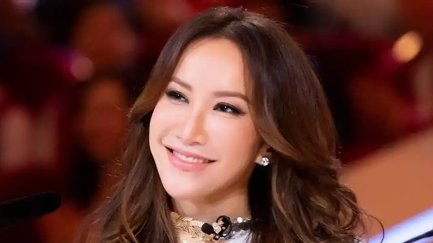 李玟的死亡引起甄妮首次发文质疑,提到现场致死的指甲刀!