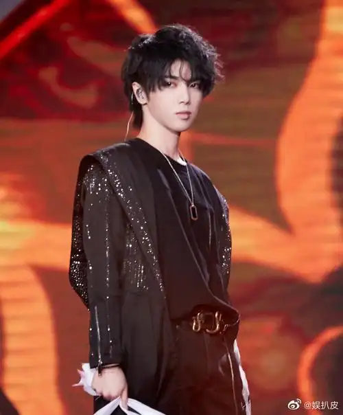 华晨宇晒live图庆祝出道九周年#华晨宇晒live图庆祝出道九周年,帅