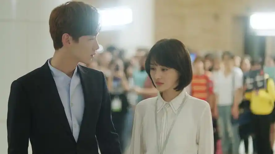 白敬亭一下飞机就马不停蹄的赶去郑爽的片场探班俩人难道有猫腻