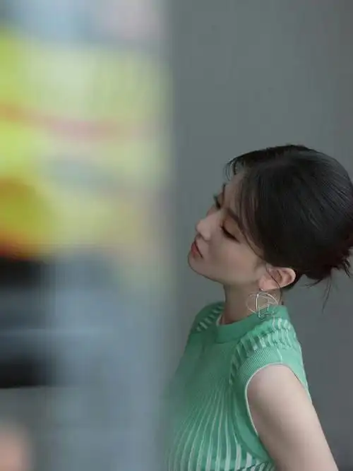 乔欣的身材#乔欣镂空绿裙美得清新脱俗～优雅高妹真的很迷人,凹凸有