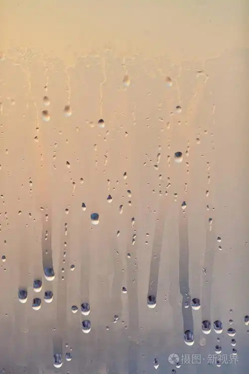 水滴在玻璃上. 窗户冷凝产生的天然水池背景