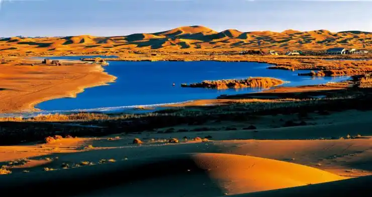 月亮湖,这个有若童话中的名字,恰如其分地赋予了阿拉善沙漠中这弯