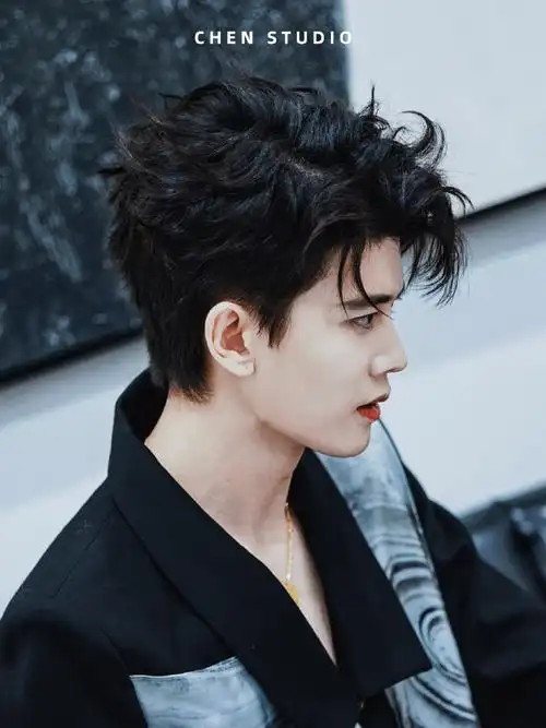 任嘉伦周大生品牌代言人##任嘉伦侧颜三宫格随拍