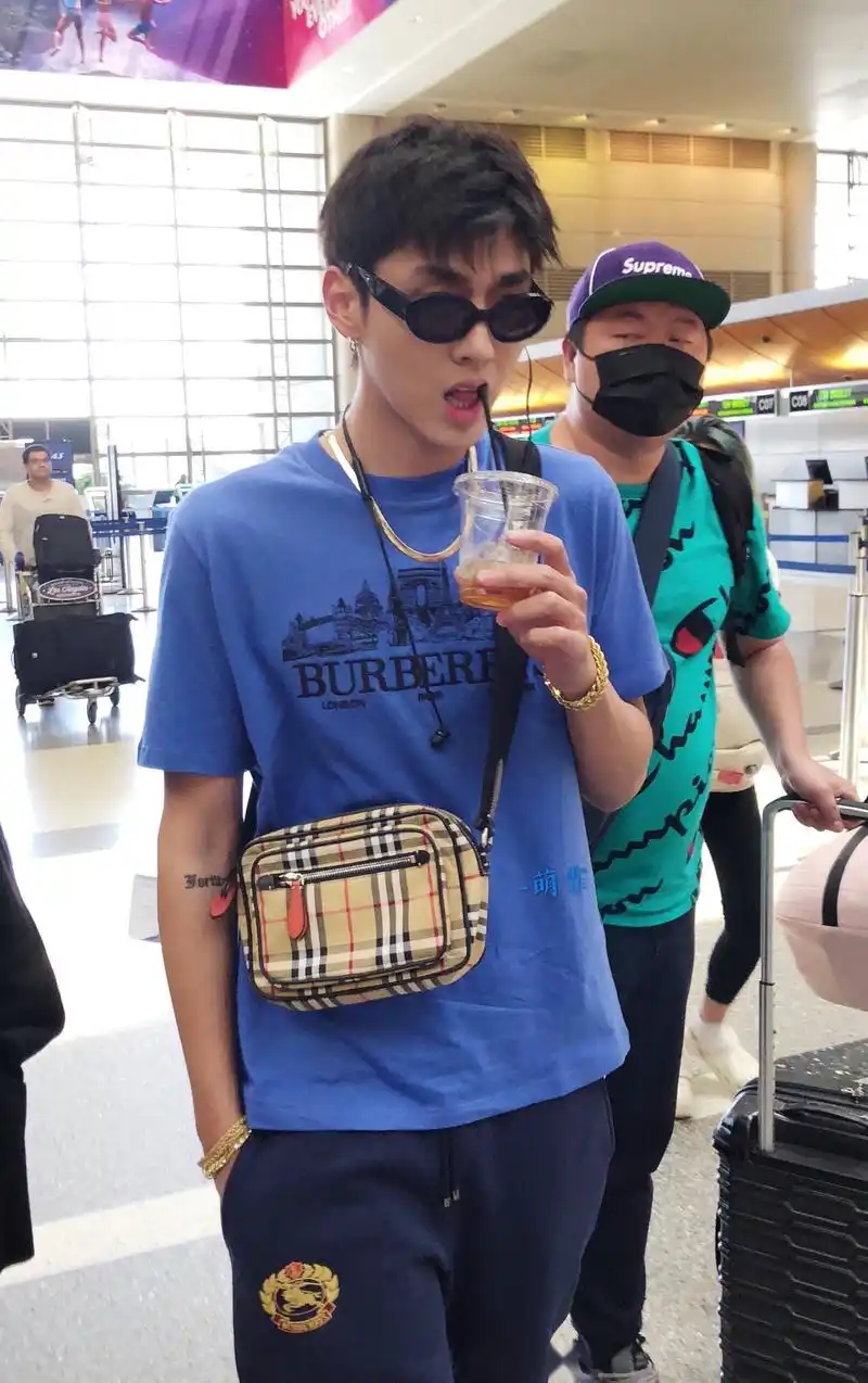 出国三个月的吴亦凡终于回国了,来看看la机场出发图,真的是满脸的少年