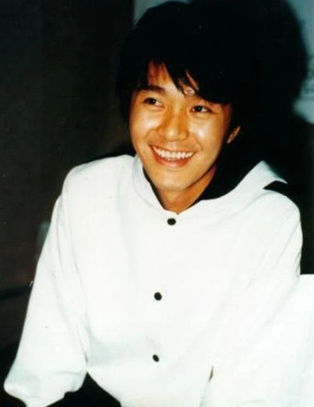 周星驰年轻时的青涩旧照,你见过么
