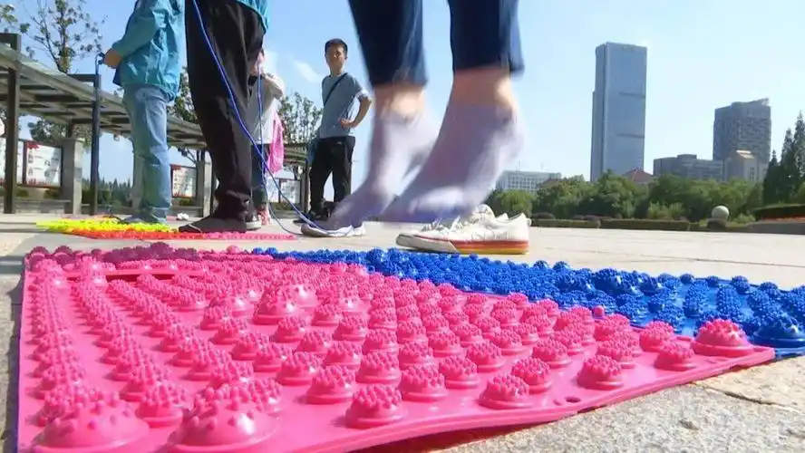选手需脱鞋在指压板上完成跳绳30个(全队共完成30个视为过关)指压板