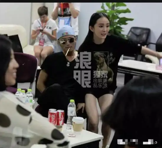 可,谁能想到,没过多久,连看都不敢看谢霆锋的杨幂,竟坐到了谢霆锋的