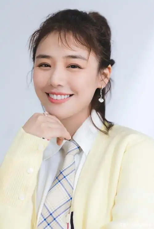 马思纯学院风打扮太少女,一身清新装纯净又甜美,笑起来真好看