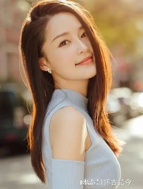 33岁知名女星李沁旅居新疆脱衣狂奔不怕冷笑容甜蜜心情很好