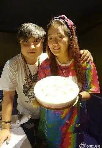 32岁乔杉和老婆苦尽甘来从摆地摊到住豪宅老婆女儿近照曝光_莫丹_妻子