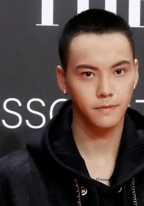 陈伟霆是一部新剧,剃了曝光的头,变成了一个寸步不离的硬汉|短发|古力