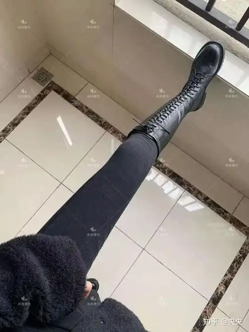 我发现女生穿靴子的比例非常高,她们就不怕得脚臭吗?