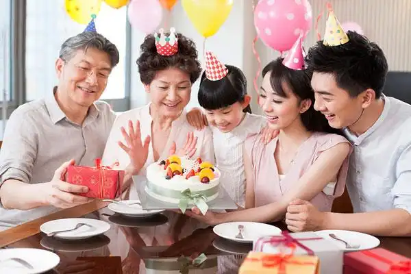 快乐家庭庆祝生日