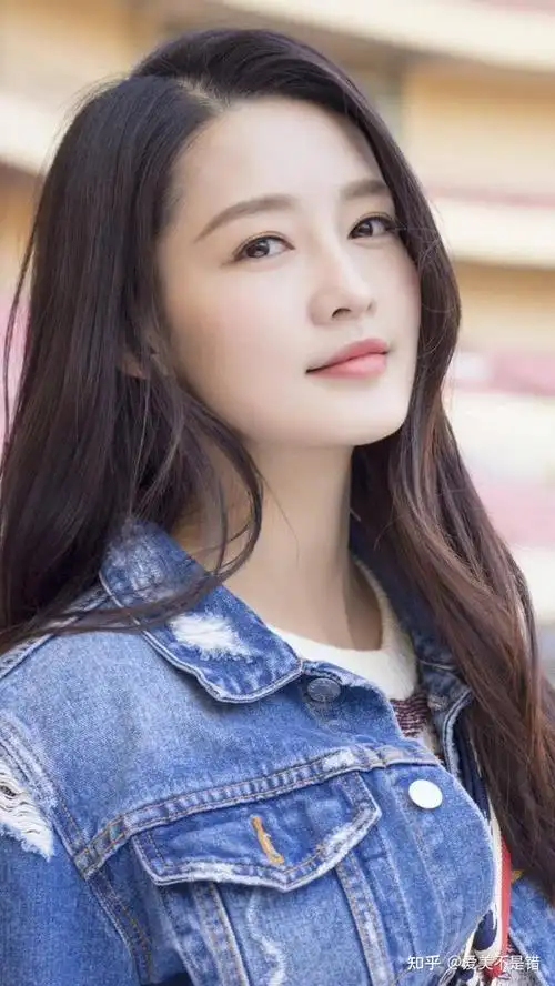 李沁的脸型属于方脸,也就是下颌骨比较大或者咬肌发达的脸型,对于一般