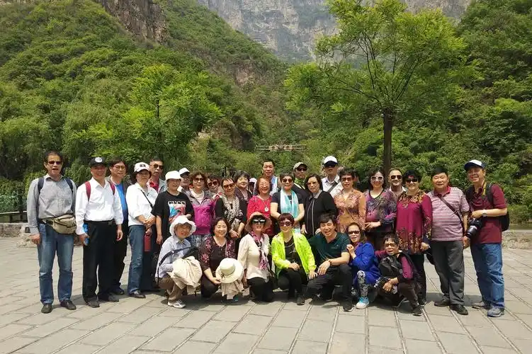 旅游团友们在潭瀑峡入口处合影留念