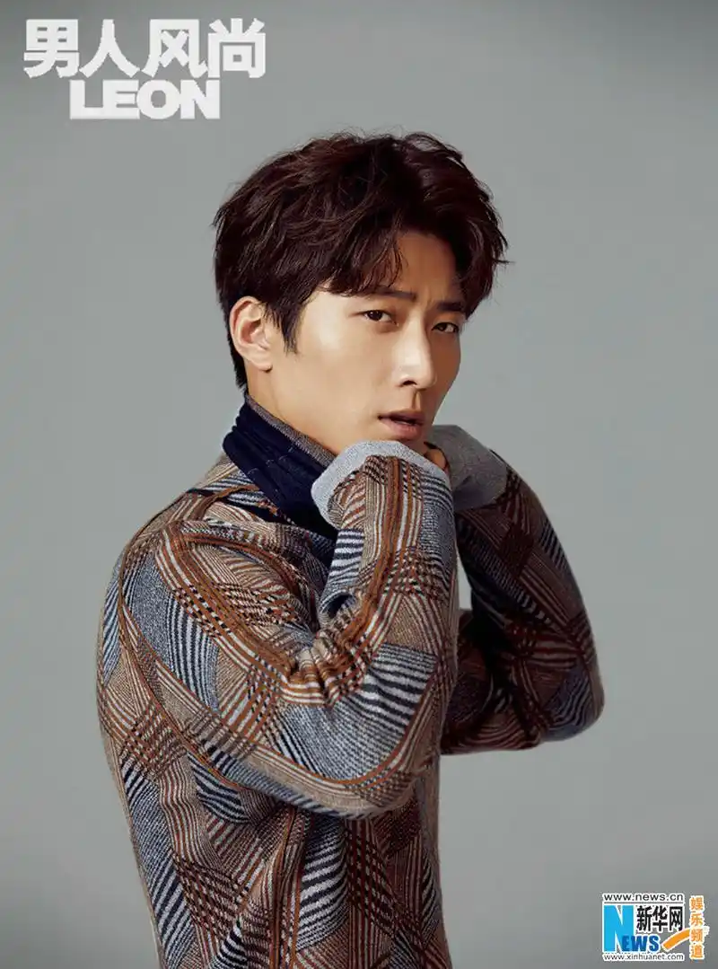 窦骁曝杂志封面大片 演绎恣意潇洒人生