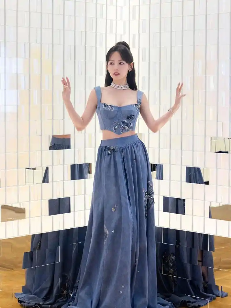 张嘉倪#一身牛仔拼接连衣裙性感气质女主角,清纯之余又不失性感.