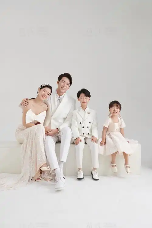 一家四口亲子照这样拍 优雅又有质感