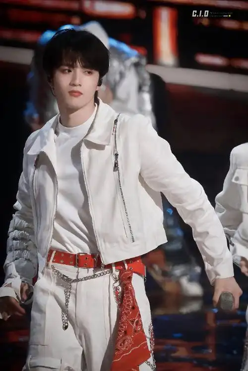 相信光的男孩子  摆出pose又不好意思太可爱啦  ◎刘耀文超话  ◎#刘