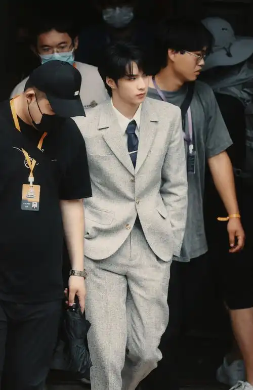 刘耀文萌探探探案灰色西装路透