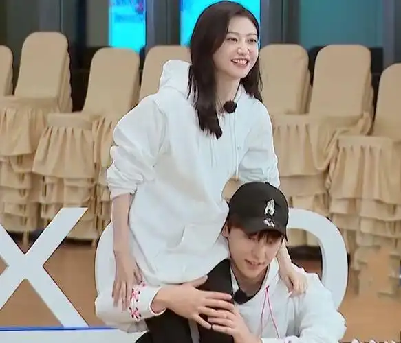 邓伦将景甜扛在肩上,谁注意他的手是咋放的,暴露男明星的素质