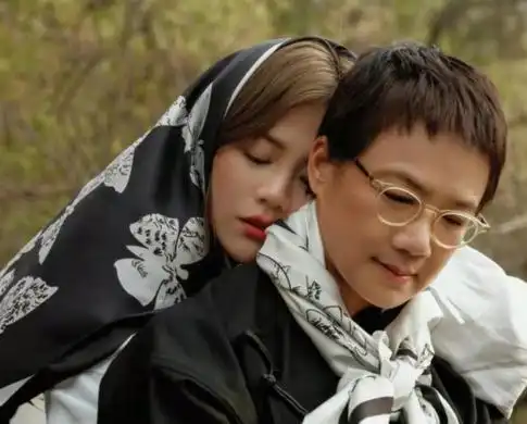 马思纯张哲轩香港音乐节秀恩爱,爱得炽热