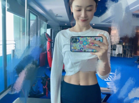 又晒腹肌袁姗姗的马甲线是雕刻出来的吧