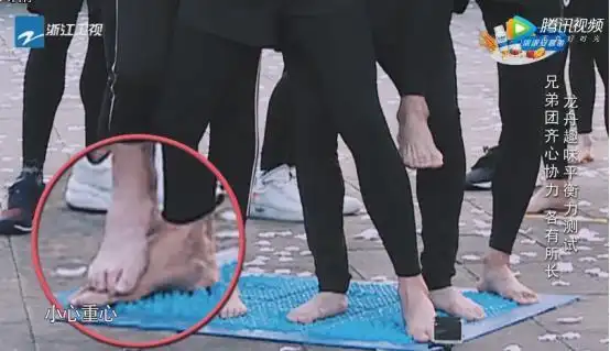 《奔跑吧》跑男团太不容易!邓超为了全体,在指压板忍痛到最后!